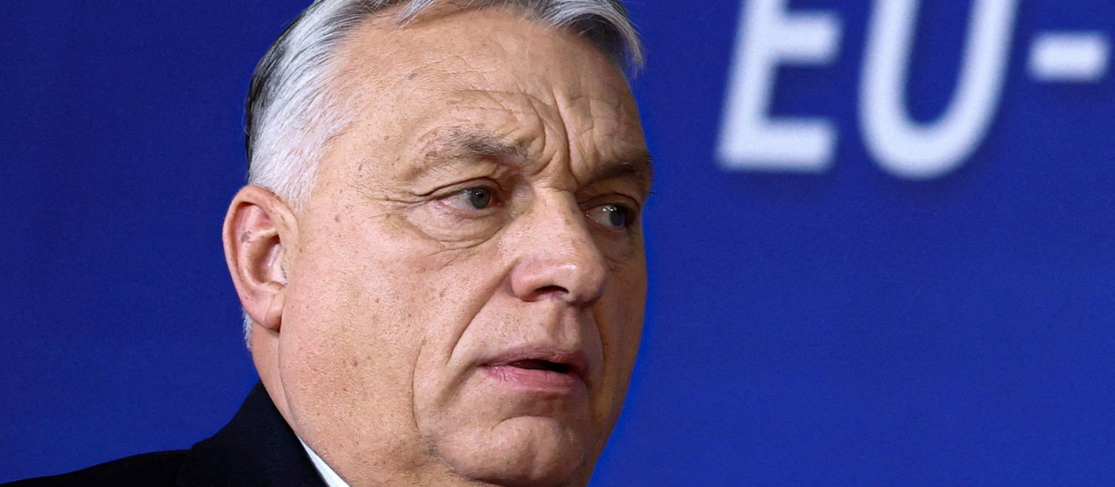 Sondaż: Większość Polaków uważa, iż PiS i Konfederacja popełniły błąd wspierając Viktora Orbána