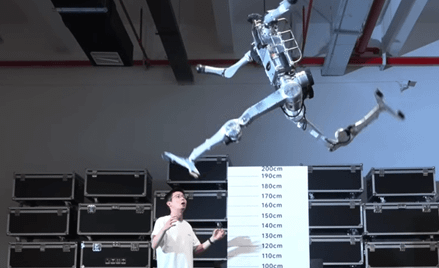 Chiński robot wykonuje skok wzwyż z miejsca na wysokość dwóch metrów