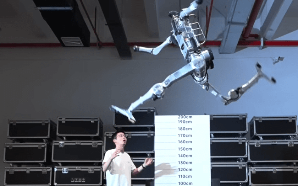 Chiński robot wykonuje skok wzwyż z miejsca na wysokość dwóch metrów