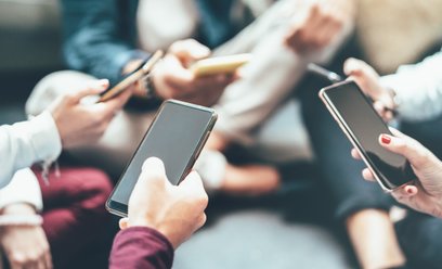 Eksperci: na deepfake'ach zarabiają platformy, a reklamy to najmniejsze zło