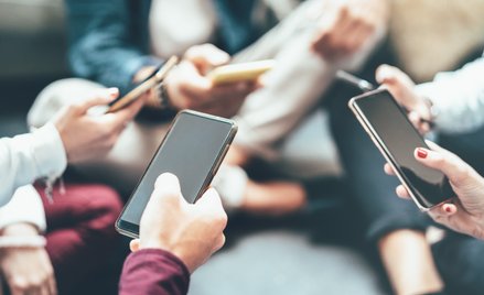 Eksperci: na deepfake'ach zarabiają platformy, a reklamy to najmniejsze zło