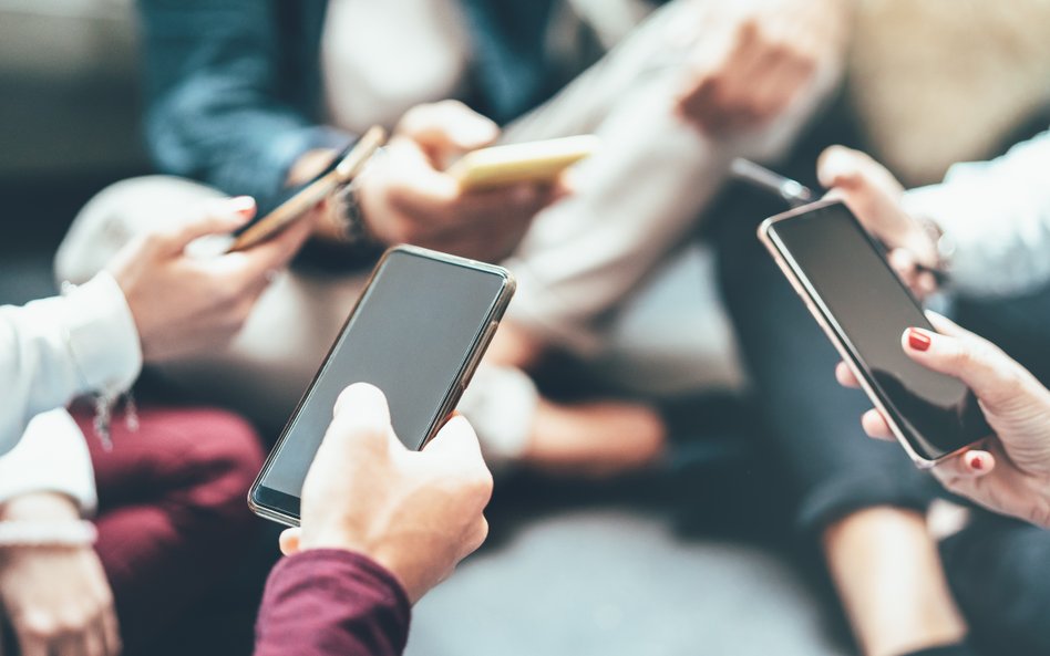 Eksperci: na deepfake'ach zarabiają platformy, ale reklamy to i tak najmniejsze zło