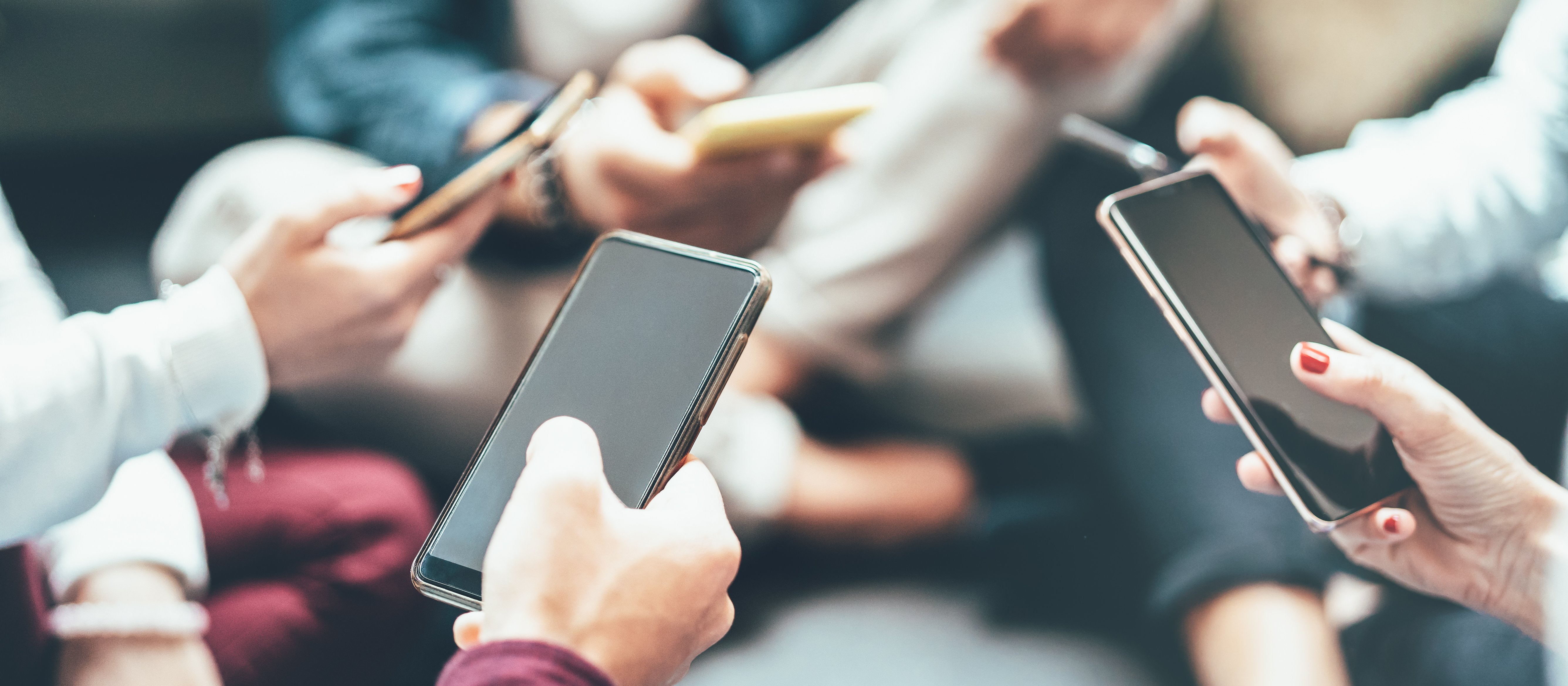 Eksperci: na deepfake'ach zarabiają platformy, ale reklamy to i tak najmniejsze zło