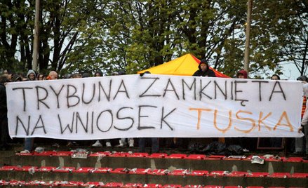 Kibice prostestują przeciw futbolowej wojnie Donalda Tuska