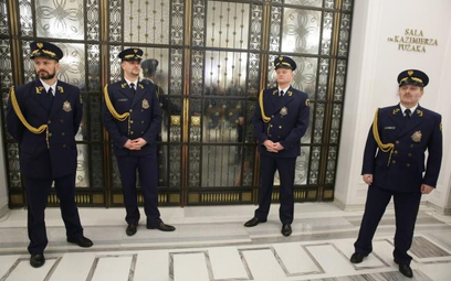Strażnicy sejmowi przed Salą Kolumnową w Sejmie