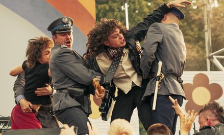 Jan Borysewicz 1 czerwca 1986 r. w filmie „Mniej obcy"