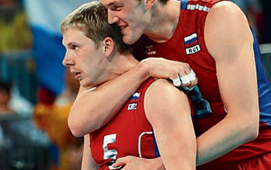 Siergiej Grankin w objęciach Dmitrija Muserskiego. To pierwsze olimpijskie złoto rosyjskich siatkarz
