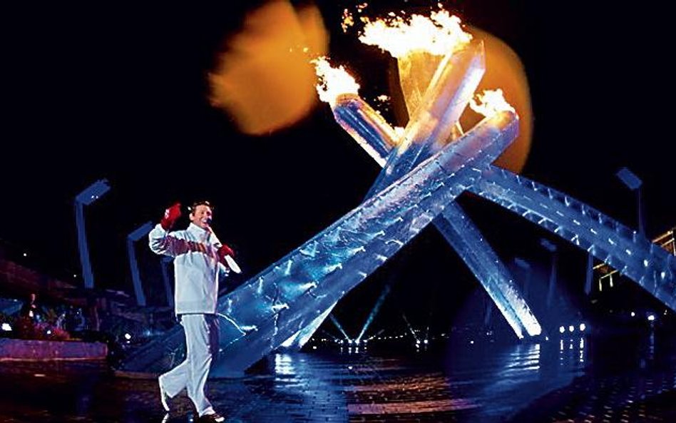 Wayne Gretzky rozpalił płomień na stadionie BC Place i pobiegł do znicza przy nabrzeżu. Tam ogień bę