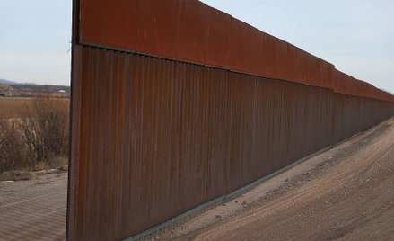 Fragment ogrodzenia między USA i Meksykiem w Fort Hancock w Teksasie