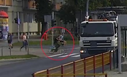Toruń: Policja zatrzymała rowerzystów, którzy potrącili staruszkę. To 15-latkowie