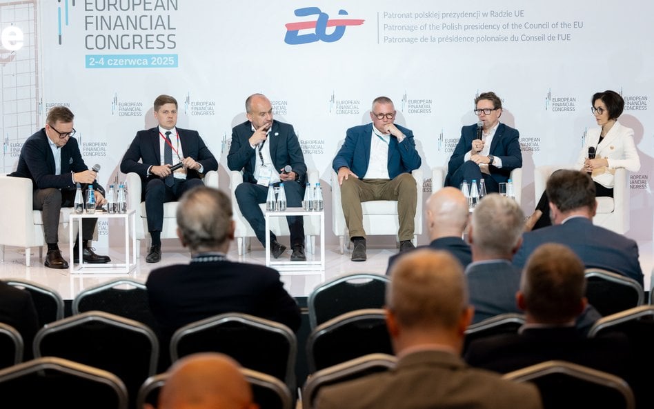 Uczestnicy panelu „Jak klienci widzą banki, gdzie szukać nowych źródeł przychodu? – perspektywa bizn