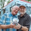 Współzałożyciele marki lodów Ben & Jerry’s: Ben Cohen (L) i Jerry Greenfield (P)