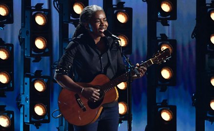 Charyzmatyczna Tracy Chapman została zaproszona do występu przez wokalistę Luke’a Combsa, który w ub