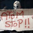 Ekolodzy protestują na wszelki wypadek: tu pod Ministerstwem Gospodarki, w kwietniu 2011 roku