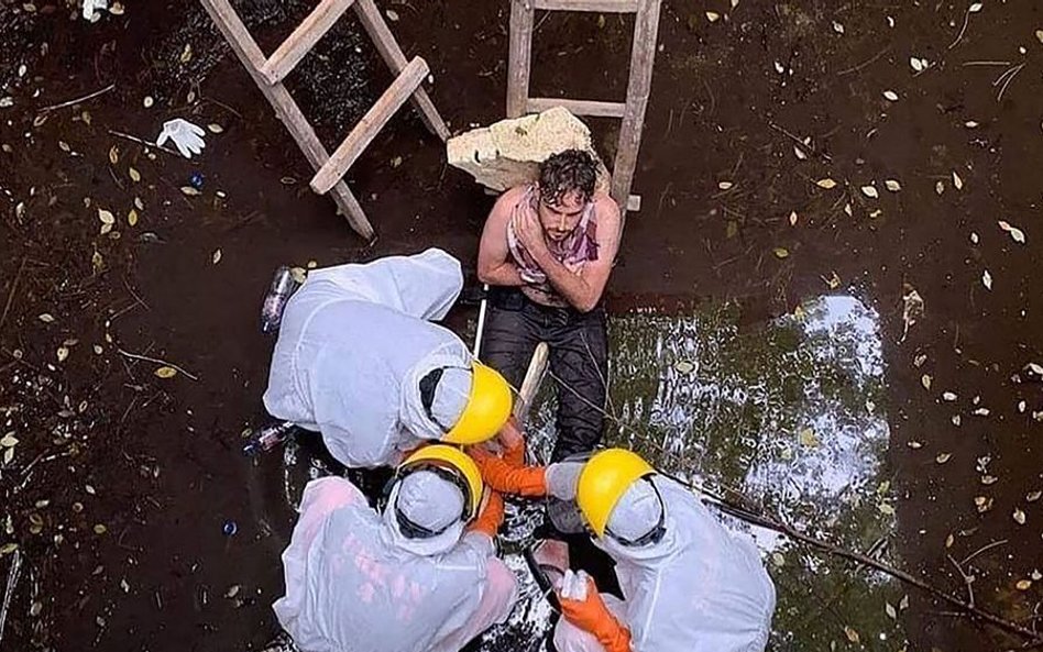 Uciekał przed psem, wpadł do studni. Po sześciu dniach uratowany