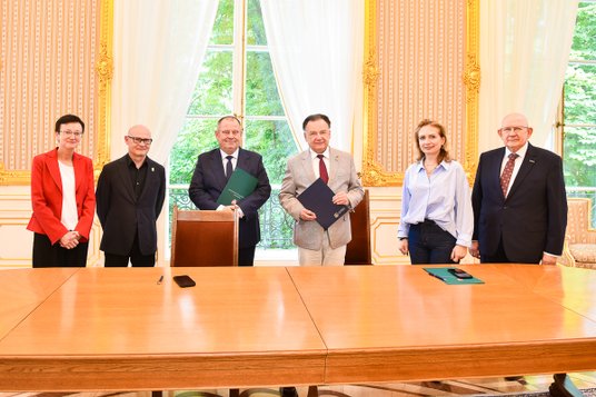 Umowę o kształceniu kadry na studiach podyplomowych z zarządzania w sektorze publicznym podpisali pr