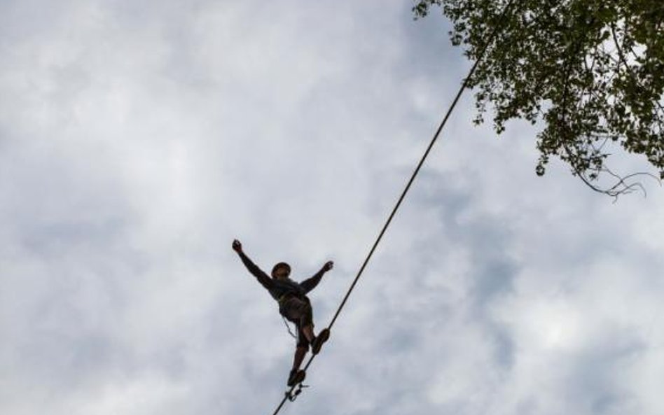 Pokaz chodzenia na linie