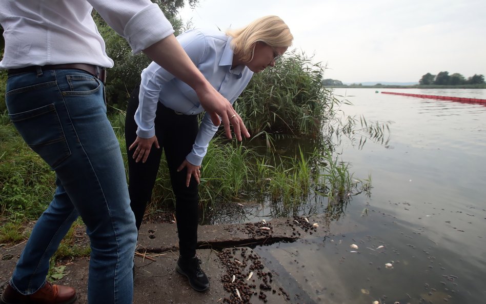 Minister klimatu i środowiska Anna Moskwa podczas konferencji prasowej w Żabnicy k. Gryfina. Spotkan