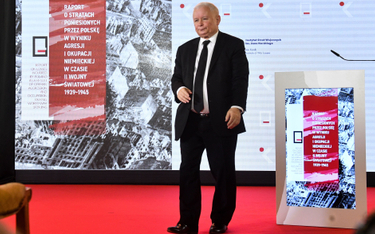 Prezes Prawa i Sprawiedliwości Jarosław Kaczyński 1 września podczas prezentacji raportu o stratach 