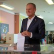 Wybory do Parlamentu Europejskiego 2024. Premier Donald Tusk głosuje w lokalu wyborczym w Szkole Pod