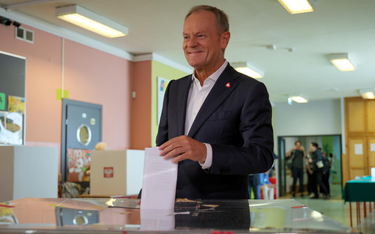 Wybory do Parlamentu Europejskiego 2024. Premier Donald Tusk głosuje w lokalu wyborczym w Szkole Pod