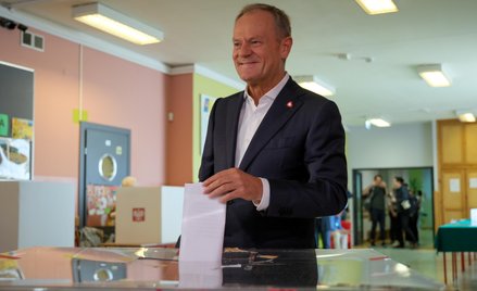 Wybory do Parlamentu Europejskiego 2024. Premier Donald Tusk głosuje w lokalu wyborczym w Szkole Pod