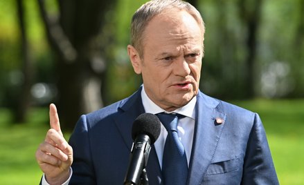 Premier Donald Tusk podczas konferencji prasowej po posiedzeniu rządu przed siedzibą KPRM w Warszawi