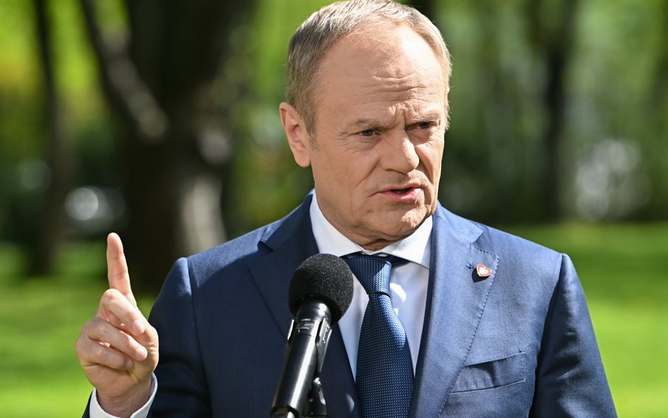 Premier Donald Tusk podczas konferencji prasowej po posiedzeniu rządu przed siedzibą KPRM w Warszawi