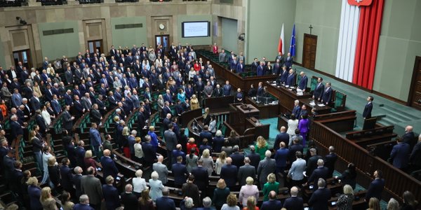 Sondaż: KO prowadzi, ale nie zdoła utworzyć rządu