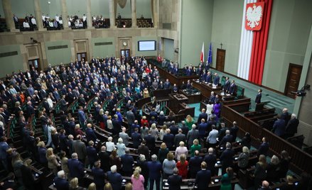 Sondaż: KO prowadzi, ale nie zdoła utworzyć rządu