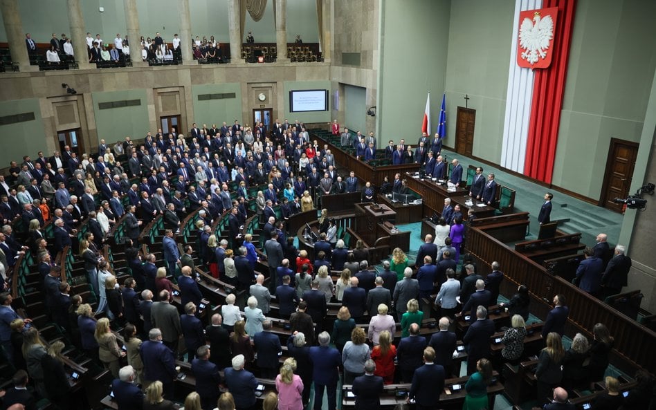 Sondaż: KO prowadzi, ale nie zdoła utworzyć rządu