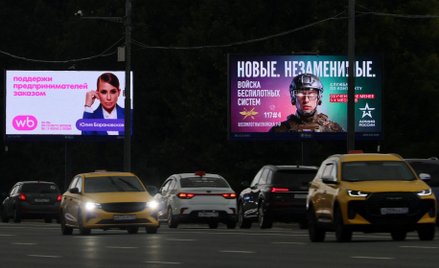 Billboard sklepu internetowego Wildberries oraz ekran reklamowy zachęcający do służby wojskowej w ro