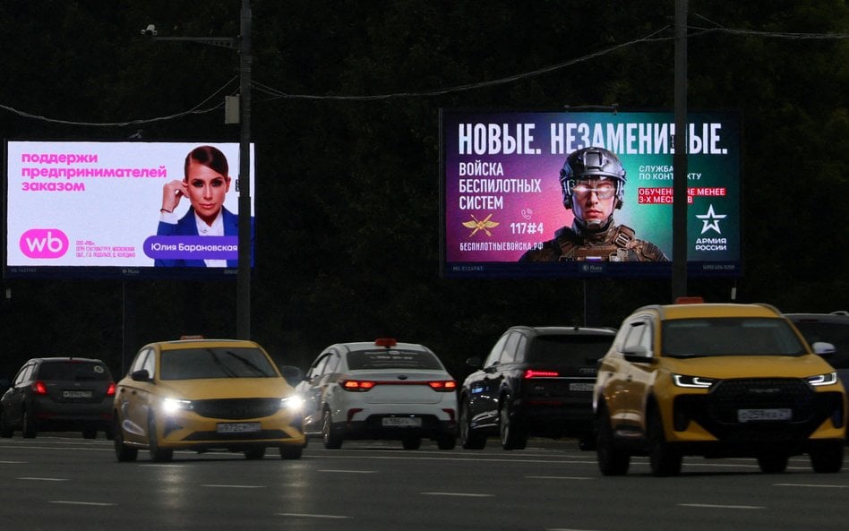 Billboard sklepu internetowego Wildberries oraz ekran reklamowy zachęcający do służby wojskowej w ro