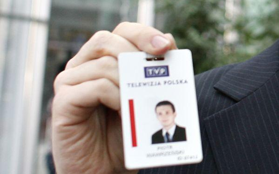 Szef może nakazać podwładnym noszenie identyfikatorów