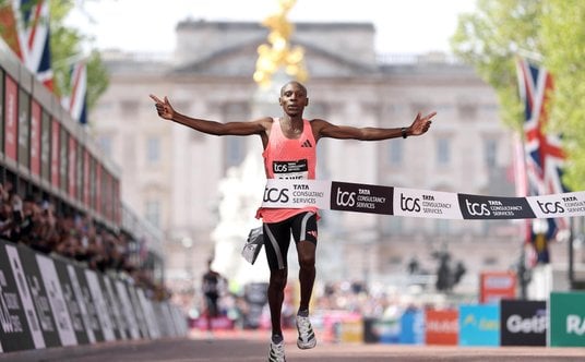 Sebastian Sawe przekracza metę maratonu w Londynie. Na zegarze czas: 1:59:30.