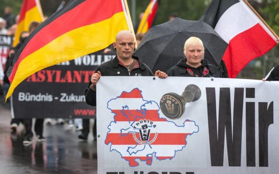 Manifestacja zwolenników antyimigracyjnej partii Pegida w Suhl w Turyngii 17 sierpnia
