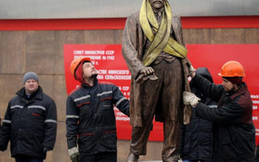 Z okazji 99. rocznicy rewolucji październikowej w Mińsku, przy fabryce traktorów, stanął nowy pomnik