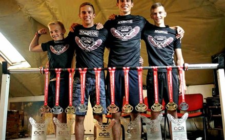 Czterej bracia Sobierajscy i ich trofea.