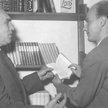 Jarosław Iwaszkiewicz z Piotrem Lachmannem (po prawei) na zdjęciu z 1958 r. w wydawnictwie Langen-Mu