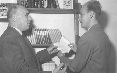 Jarosław Iwaszkiewicz z Piotrem Lachmannem (po prawei) na zdjęciu z 1958 r. w wydawnictwie Langen-Mu