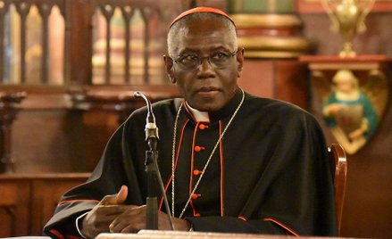 Biskup: Komunia na rękę częścią "diabolicznego ataku" na Eucharystię