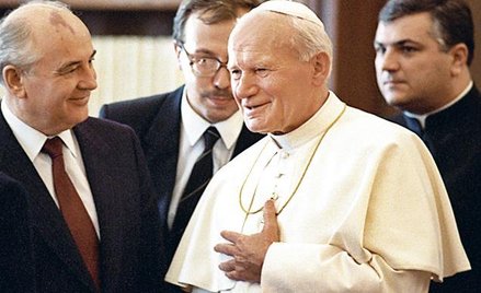 1 grudnia 1989. Spotkanie Jana Pawła II z Michaiłem Gorbaczowem. Ks. Stanisław Szłowieniec stoi za p