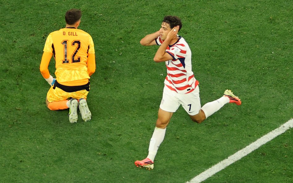 Giovanni Reyna cieszy się z gola dla USA