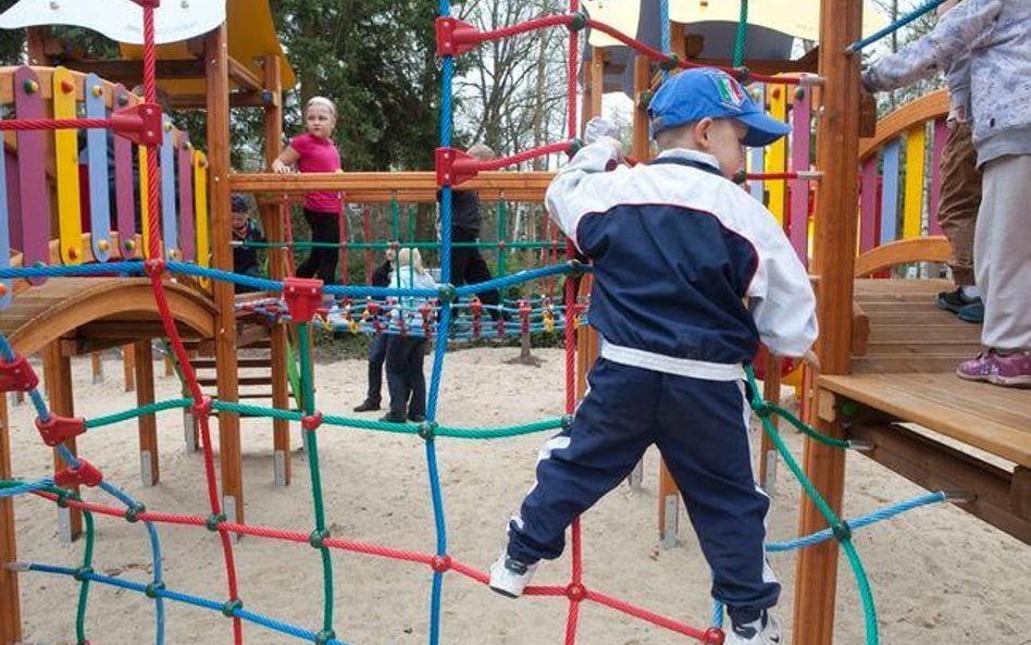 Społeczną inicjatywę budowania placów zabaw można wliczyć w koszty.