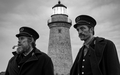 Willem Dafoe i Robert Pattinson w filmie „Lighthouse”. Od piątku w kinach