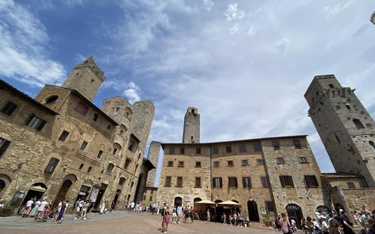 Piazza della Cisterna w San Gimignano otoczony jest wieżami i pałacami