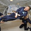 Stephen Hawking cieszący się stanem nieważkości podczas lotu zmodyfikowanym Boeingiem 727 należącym 