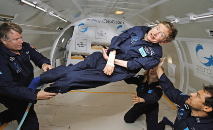 Stephen Hawking cieszący się stanem nieważkości podczas lotu zmodyfikowanym Boeingiem 727 należącym 