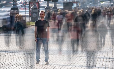 Single są bardziej samotni niż singielki. „Ich szanse się zmniejszają”