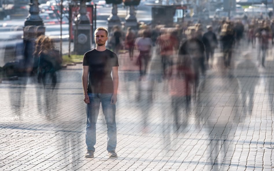 Single są bardziej samotni niż singielki. „Ich szanse się zmniejszają”